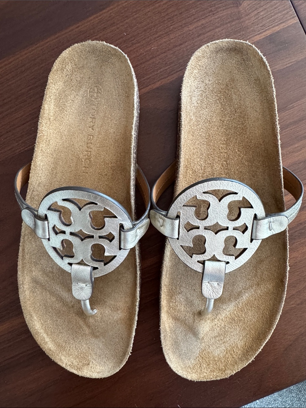 Tory Burch Miller Cloud Metallic Medallion Thong Sandals Sz 10 In Spark Gold - Picture 3 of 8